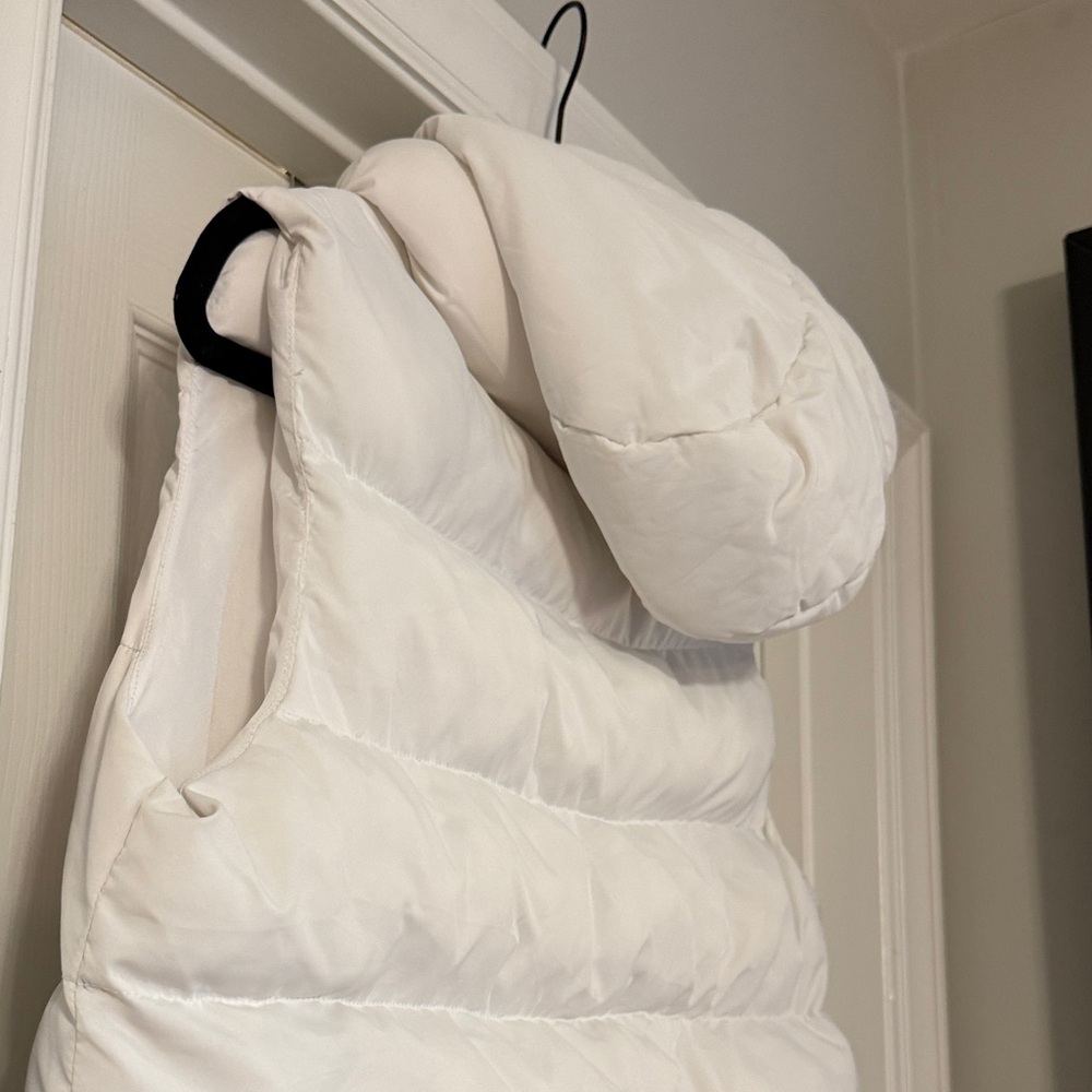 Fabletics Women’s White Puffer Vest - Picture 7 of 8